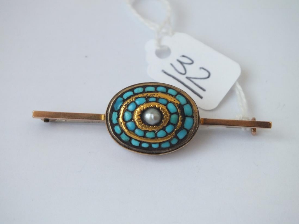 An oval turquoise set bar brooch in 9ct - 7.3gms