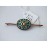 An oval turquoise set bar brooch in 9ct - 7.3gms