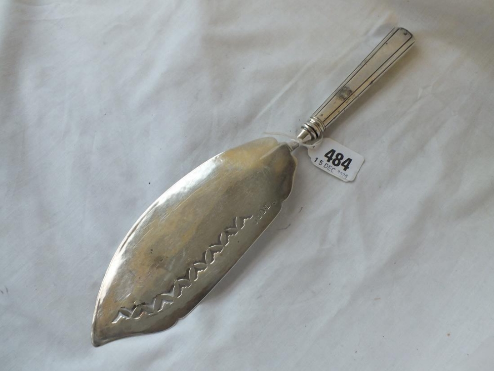 A Georgian fish slice with pierced blade - London 1903 by AK - Image 2 of 3