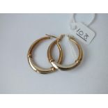 A pair of hooped earrings in 9ct - 4.3gms
