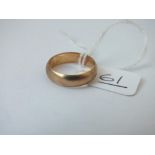 A wedding band in 9ct - size M - 3.5gms