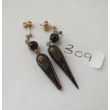 A pair pique drop ear pendants