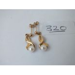 A pair of pearl earrings in 9ct