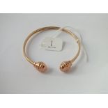 A 9ct sprung bangle