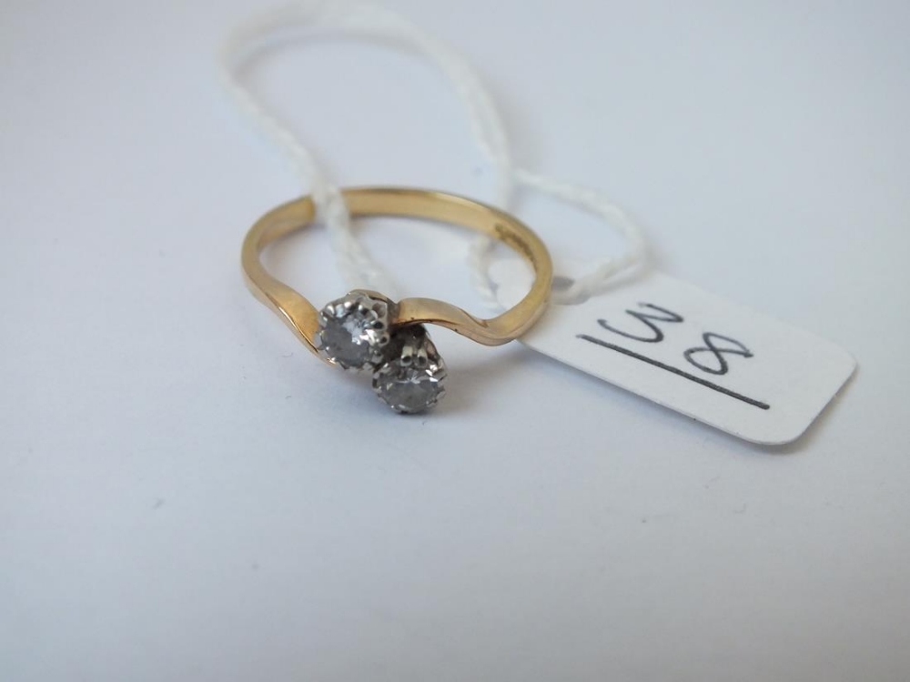 A 2-stone diamond crossover ring in 18ct gold - size Q - 2.6gms