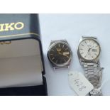 A gents SEIKO automatic wristwatch and a gents SEIKO quartz wristwatch, both with seconds sweep