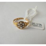A Victorian diamond & pearl cluster ring in 18ct gold - size O - 2.1gms