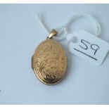 An oval locket in 9ct - 3.3gms