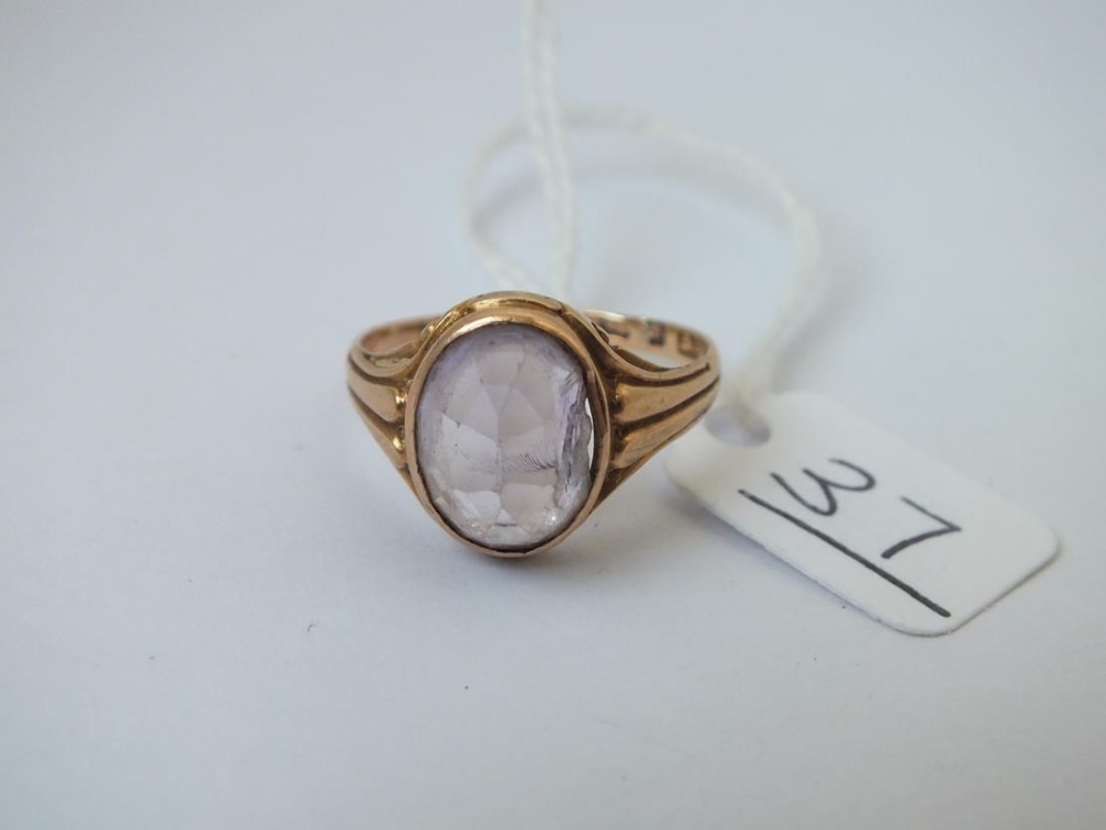 An antique amethyst-set ring in 18ct - size T - 5.1gms