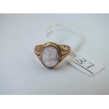 An antique amethyst-set ring in 18ct - size T - 5.1gms