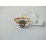 A diamond star ring in 18ct gold - size T - 3.8gms