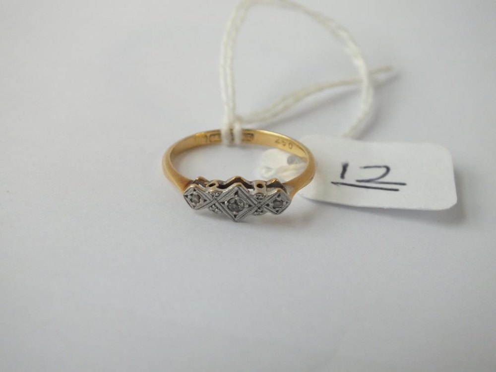 A 3 stone diamond ring in 18ct gold - size K - 1.7gms