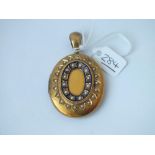 A LARGE VICTORIAN LOCKET IN 15CT GOLD - 25gms