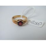 A garnet ring in 18ct gold - size Q - 5.6gms