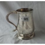 A GOOD NEWCASTLE PINT TANKARD WITH BALUSTER-SHAPED BODY AND CONTEMPORARY INITIALS AT TOP OF HANDLE -