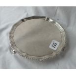 An early George III salver with gadroon border and three shell feet - 7"DIA - 1772 by EC - 260gms