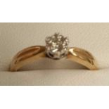 A SINGLE STONE DIAMOND RING SET IN GOLD