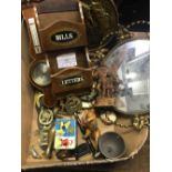 CARTON OF MIXED BRASS WARE INCL; HORSE BRASSES, TRAYS, SMALL BAROMETER, METAL SURROUND MIRROR &