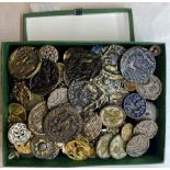 TRAY OF MISC DECORATIVE BUTTONS & TRAY OF MILITARY DAYBRITE BUTTONS, POWDER COMPACT & A QTY OF GENTS