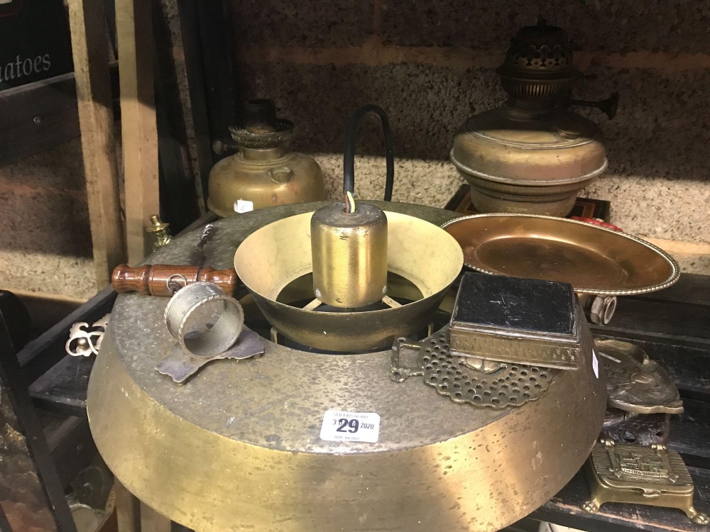 SHELF WITH MISC BRASS WARE INCL; A BRASS CEILING LIGHT, OIL LAMP BODIES & OTHER BRASS WARE