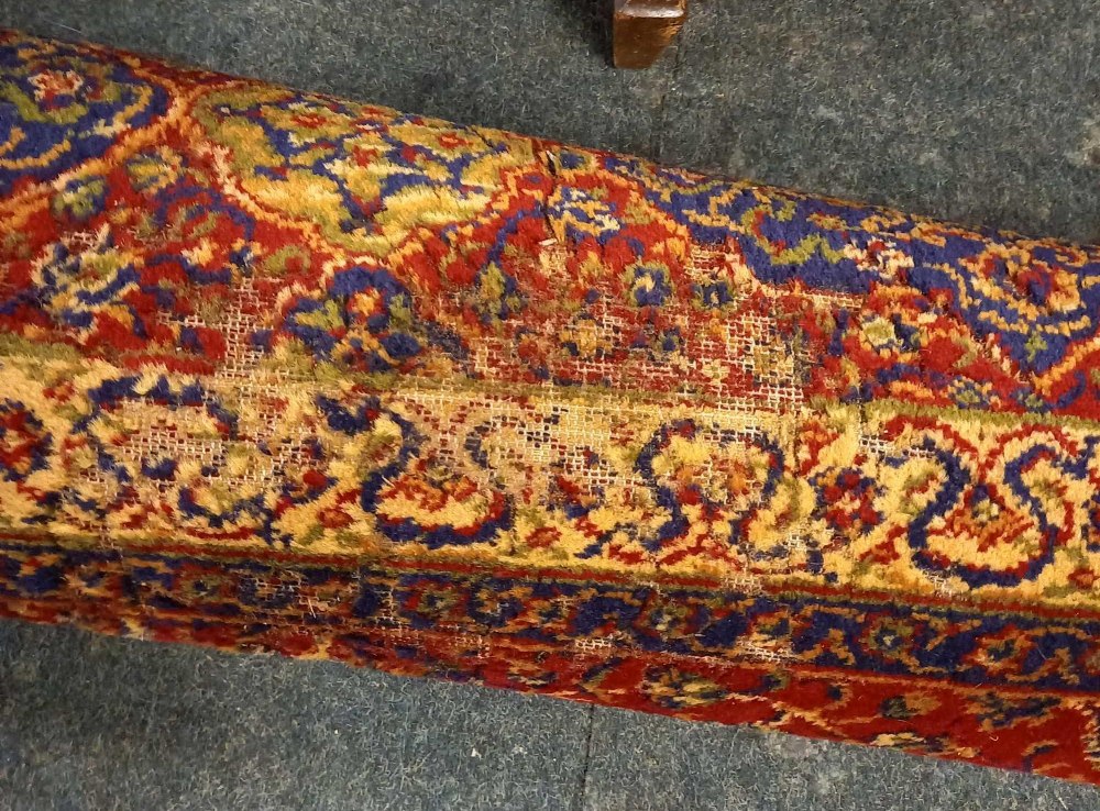LARGE PATTERNED WOOLEN CARPET 3.2 mtrs X 2.74 mtrs A/F - Image 2 of 2