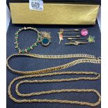 TRAY OF GOLD COLOURED NECKLACES, TIE PINS & FOB SPINNER