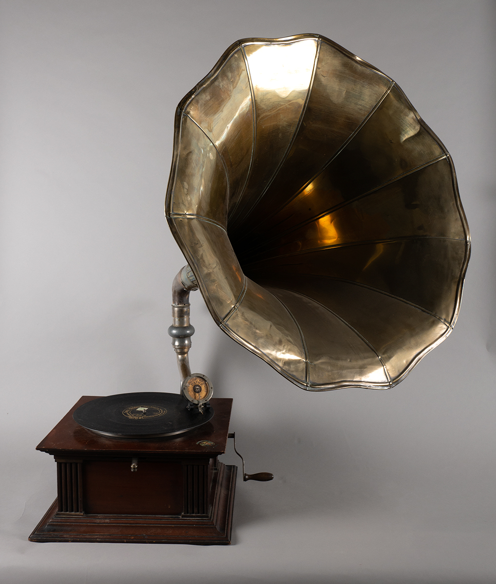 Early 20th century reverse gramophone by Pathé Vintage wind-up table gramophone, with Diamond