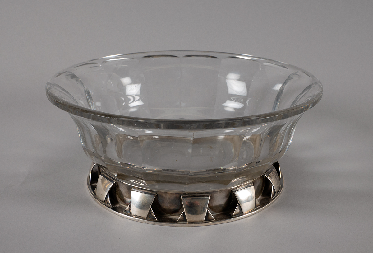 Circa 1930 heavy crystal bowl by Baccarat on a silver base. Base with a Paris .950 hallmark 4 by