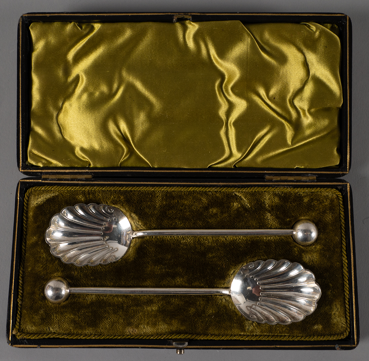 Late 19th century. A pair of silver shell bowl spoons 6 in., total 62g. In original case, unnamed,