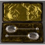 Late 19th century. A pair of silver shell bowl spoons 6 in., total 62g. In original case, unnamed,