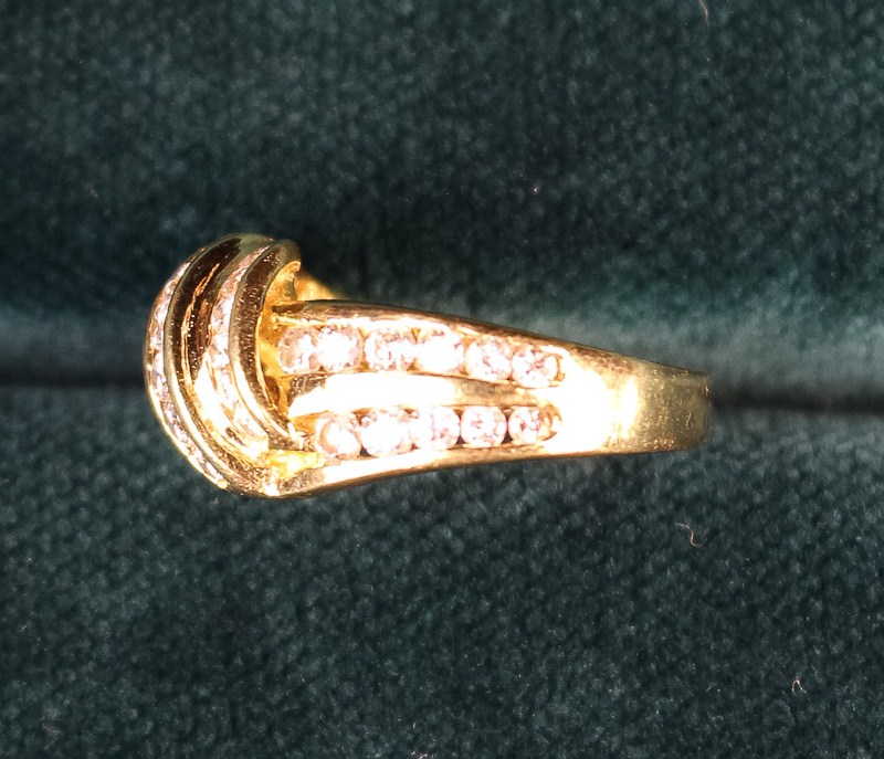 An 18 Carat Yellow Gold & Diamond Knot Ring. - Image 5 of 5