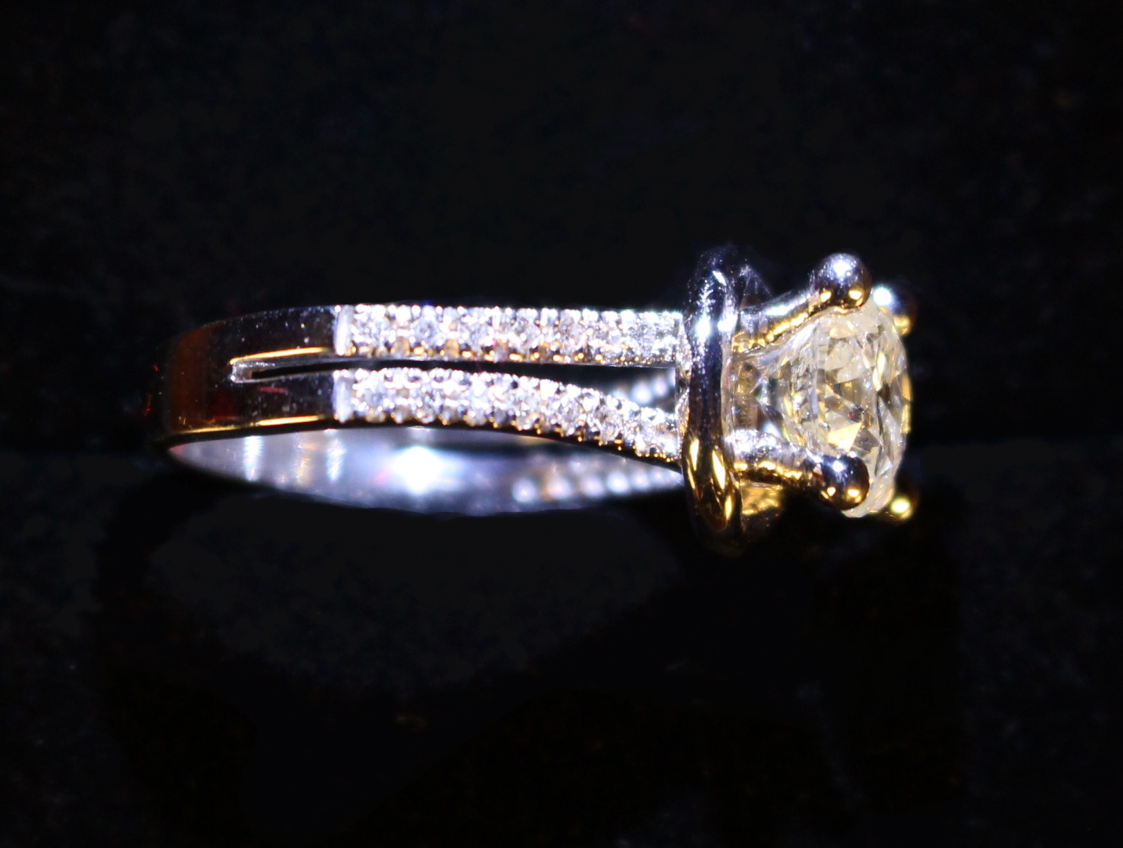 An 18 Carat White Gold and 2.1 Carat Diamond Ring. - Image 3 of 8