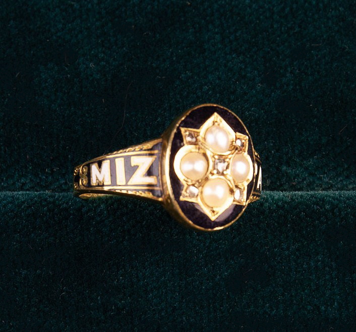 A 19th Century 15 Carat Gold & Enamel Memorial Ring. - Image 3 of 4