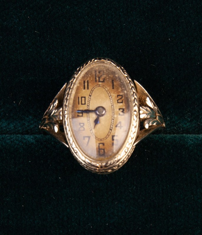 A Platinum Swiss Made Lady's Watch Ring by Gübelin, Circa 1930 with an oval dial, - Image 2 of 6