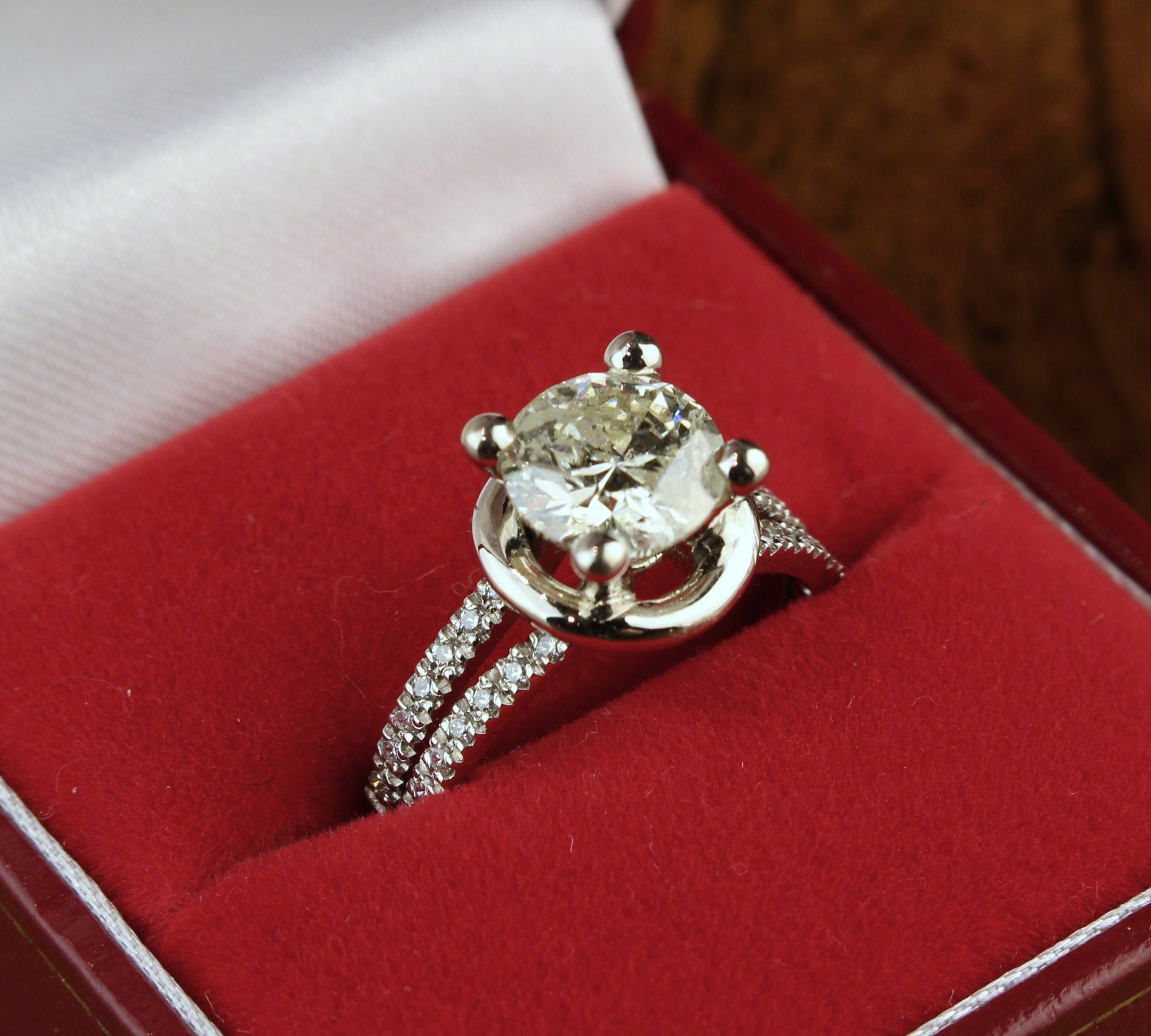 An 18 Carat White Gold and 2.1 Carat Diamond Ring. - Image 7 of 8