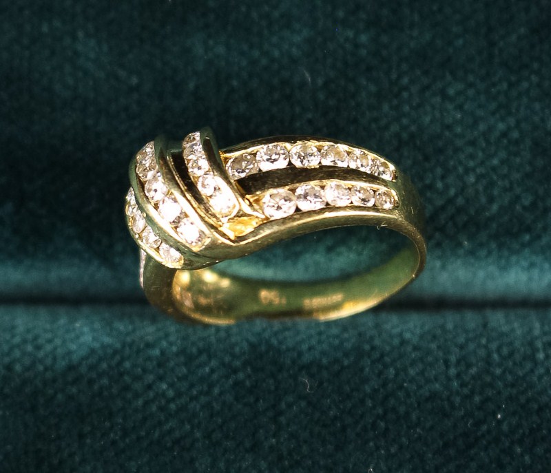 An 18 Carat Yellow Gold & Diamond Knot Ring. - Image 3 of 5