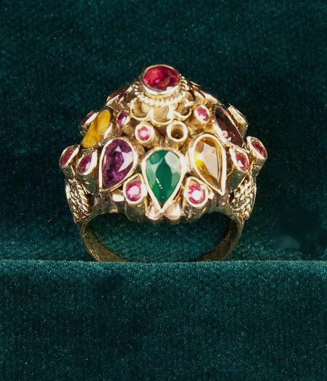 An 18th Carat Yellow Gold Marharja Ring set with Rubies, and teardrop petals of rubies, sapphire, - Image 4 of 4