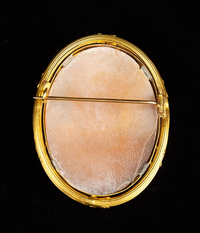 A Fine 19th Century Carved Shell Cameo Brooch in 18 carat gold mount. - Image 3 of 3