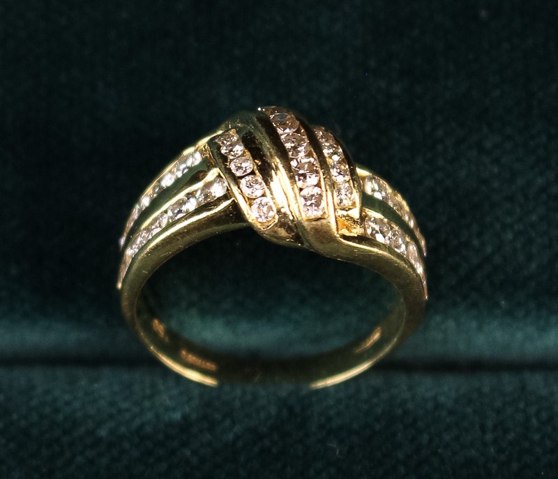 An 18 Carat Yellow Gold & Diamond Knot Ring. - Image 2 of 5