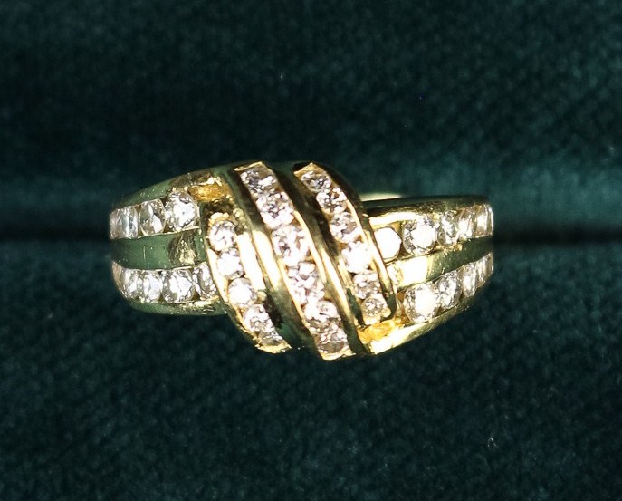 An 18 Carat Yellow Gold & Diamond Knot Ring. - Image 4 of 5