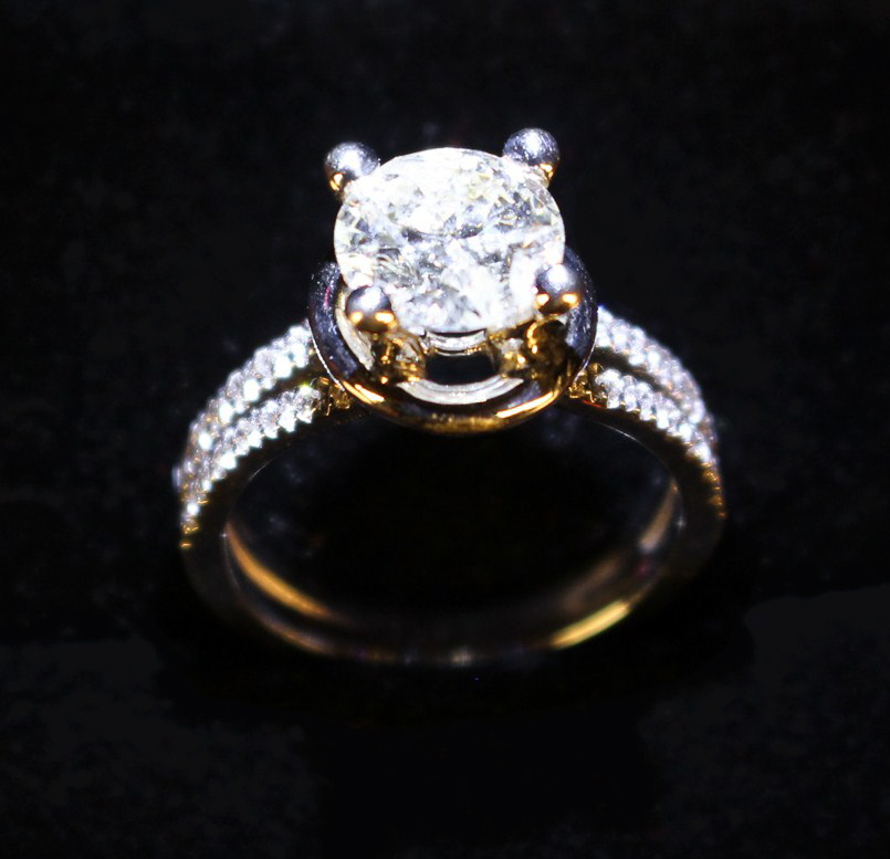 An 18 Carat White Gold and 2.1 Carat Diamond Ring. - Image 2 of 8