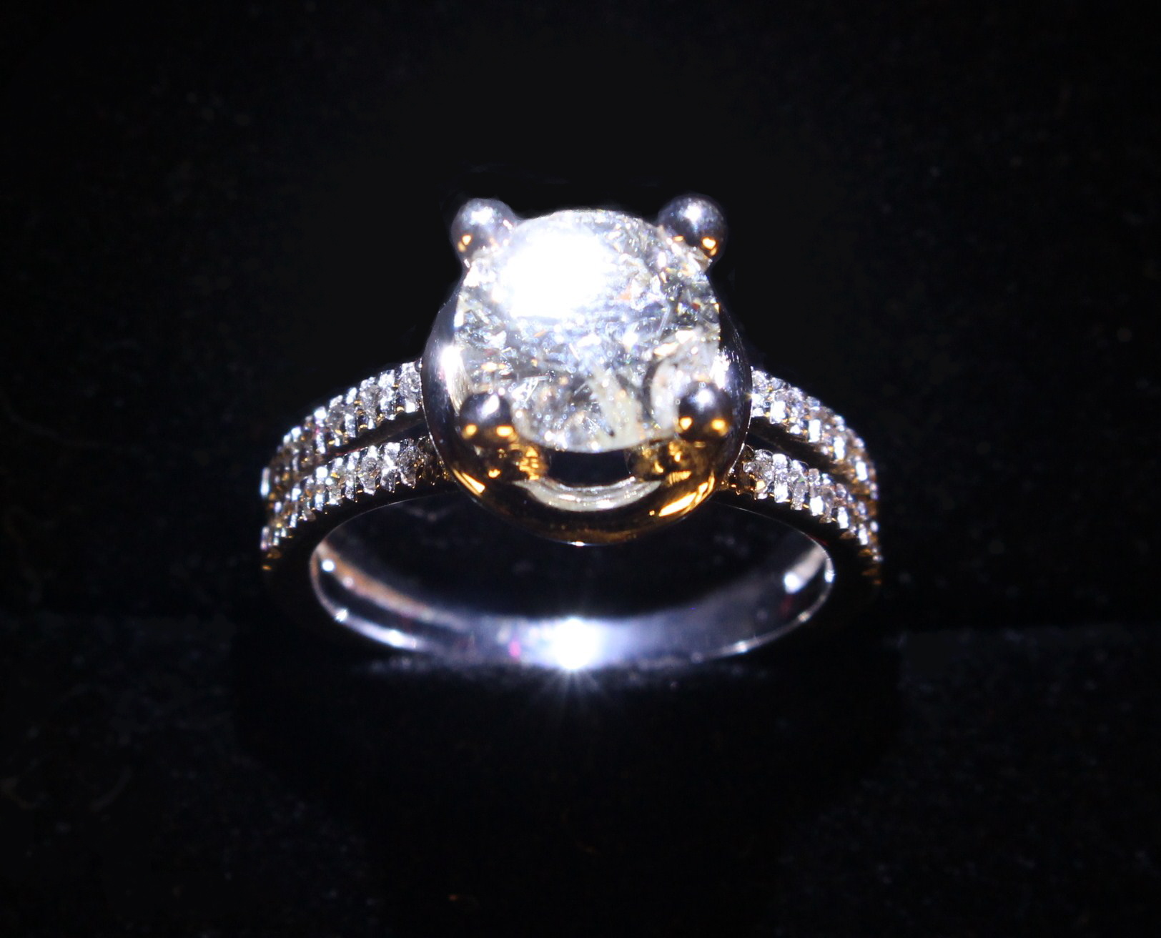 An 18 Carat White Gold and 2.1 Carat Diamond Ring. - Image 4 of 8