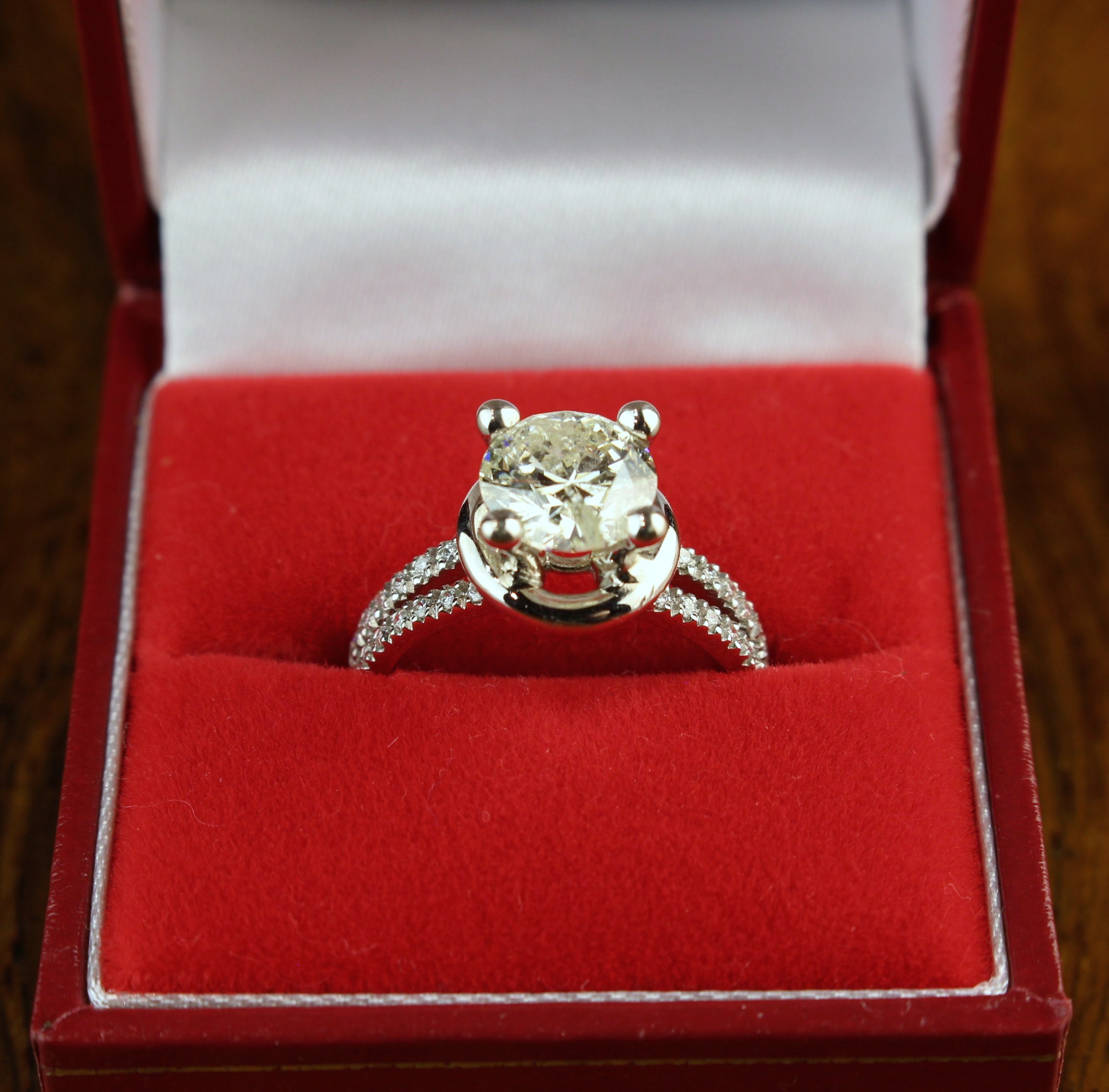 An 18 Carat White Gold and 2.1 Carat Diamond Ring. - Image 6 of 8