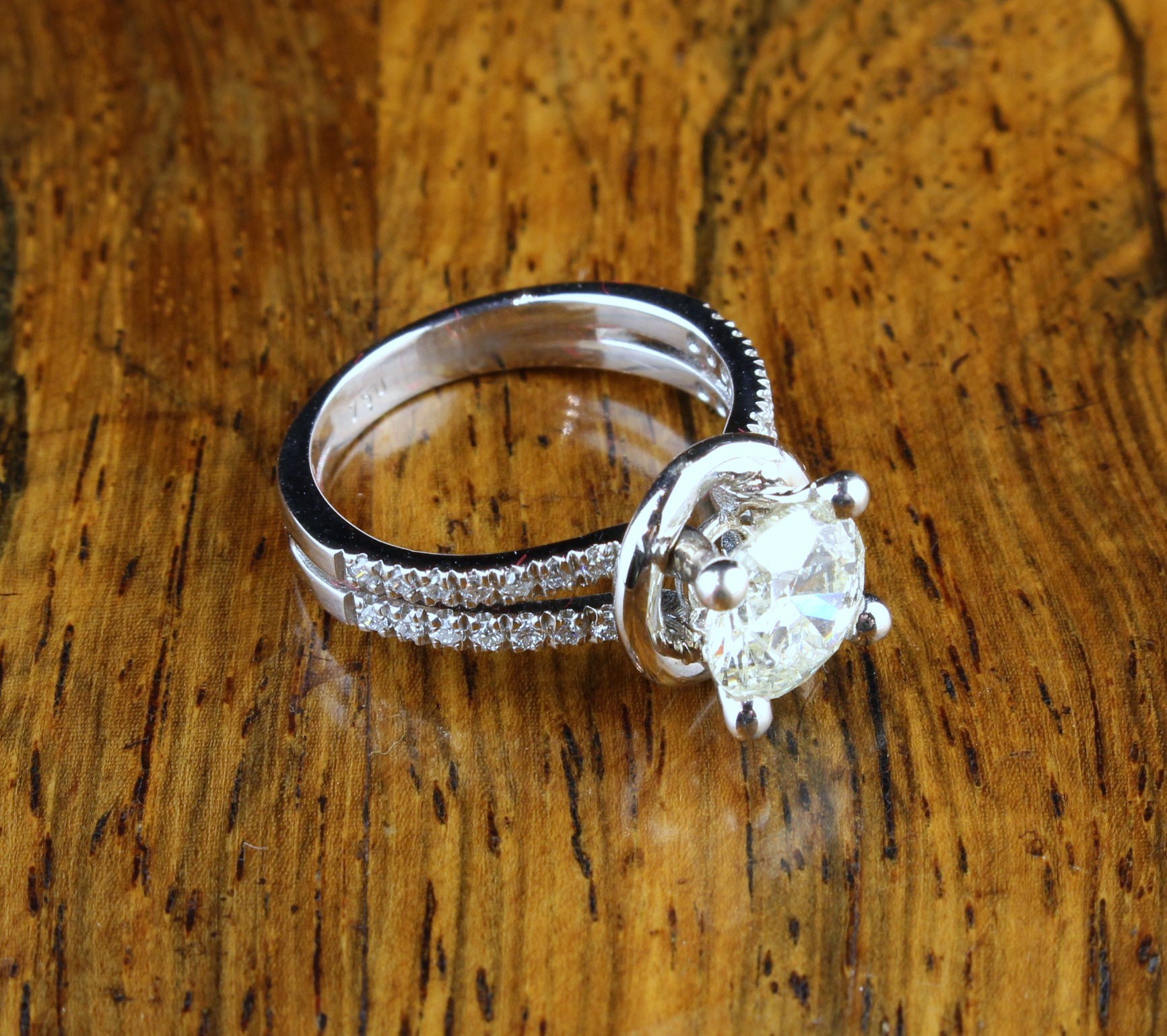 An 18 Carat White Gold and 2.1 Carat Diamond Ring. - Image 8 of 8