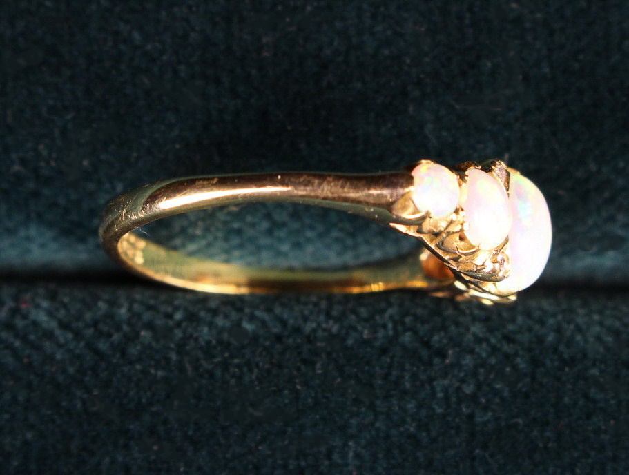 A Lady's 18 Carat Yellow Gold Ring set with five opals and four small diamonds flanking the central - Image 4 of 5