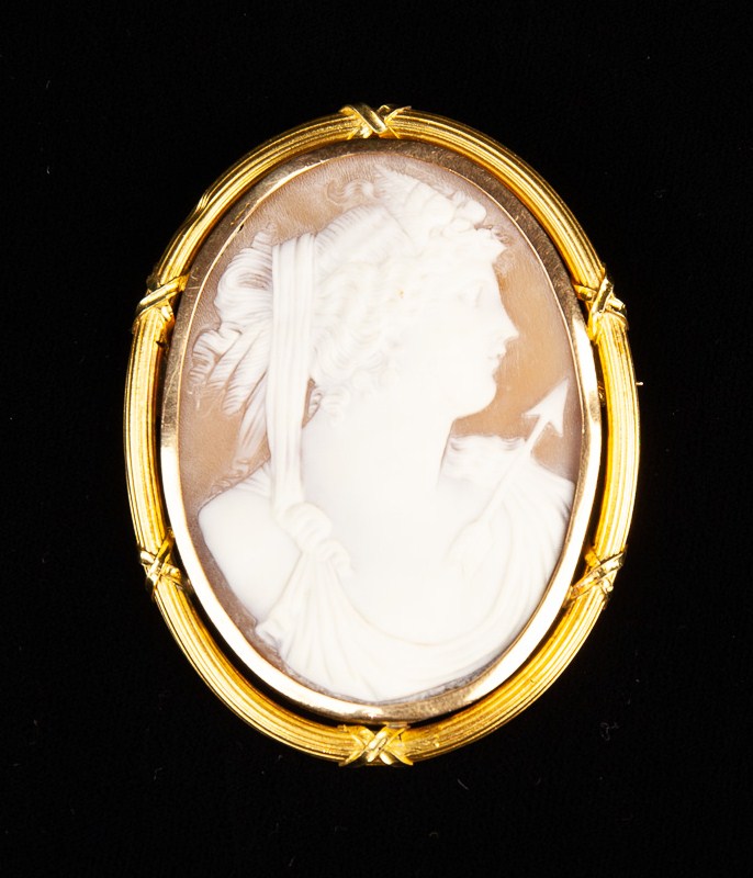 A Fine 19th Century Carved Shell Cameo Brooch in 18 carat gold mount. - Image 2 of 3