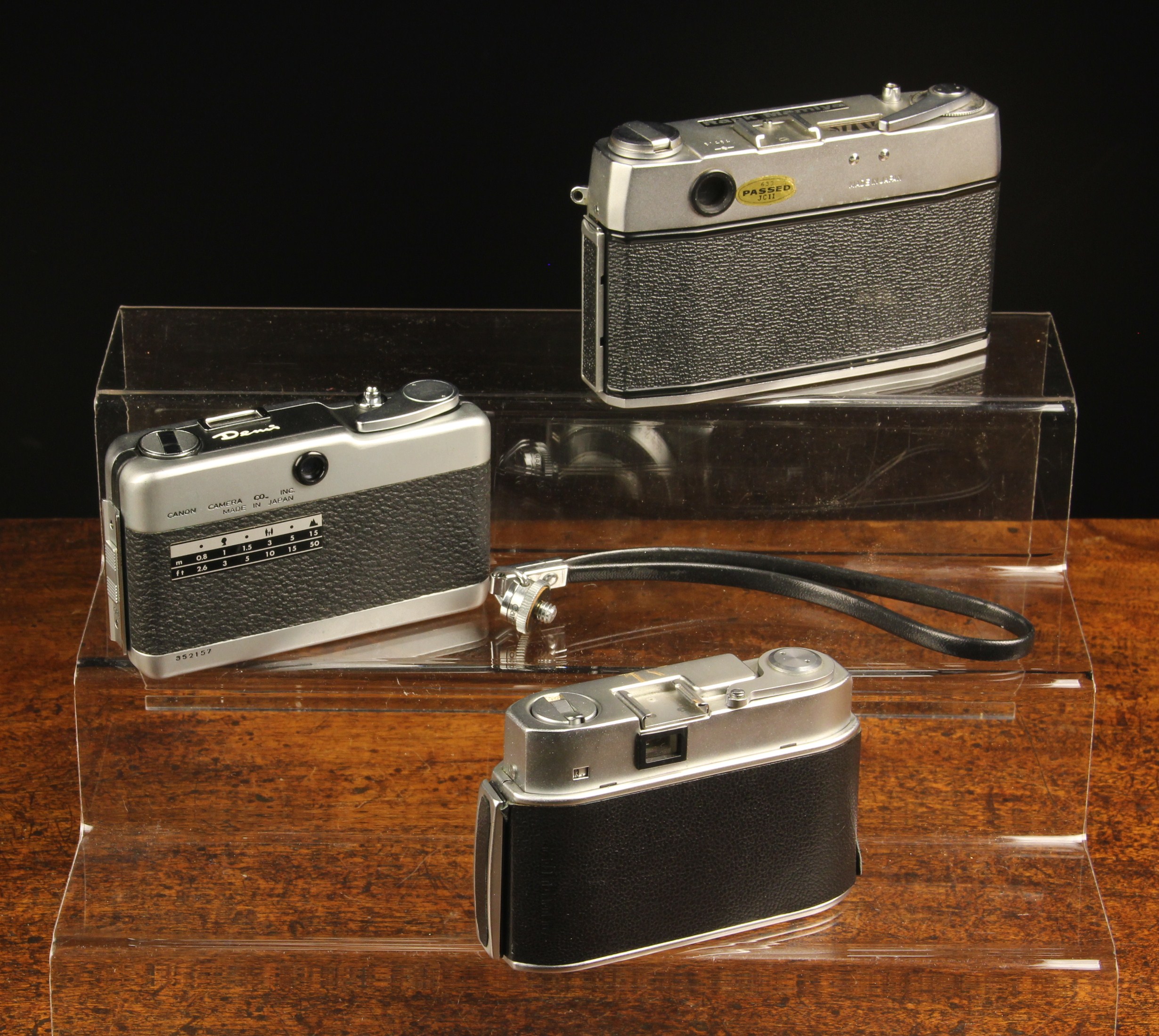 Three Vintage Cameras from the 1960's: A Canon Demi S, A Half-frame Camera with 28 mm f 2. - Image 3 of 4