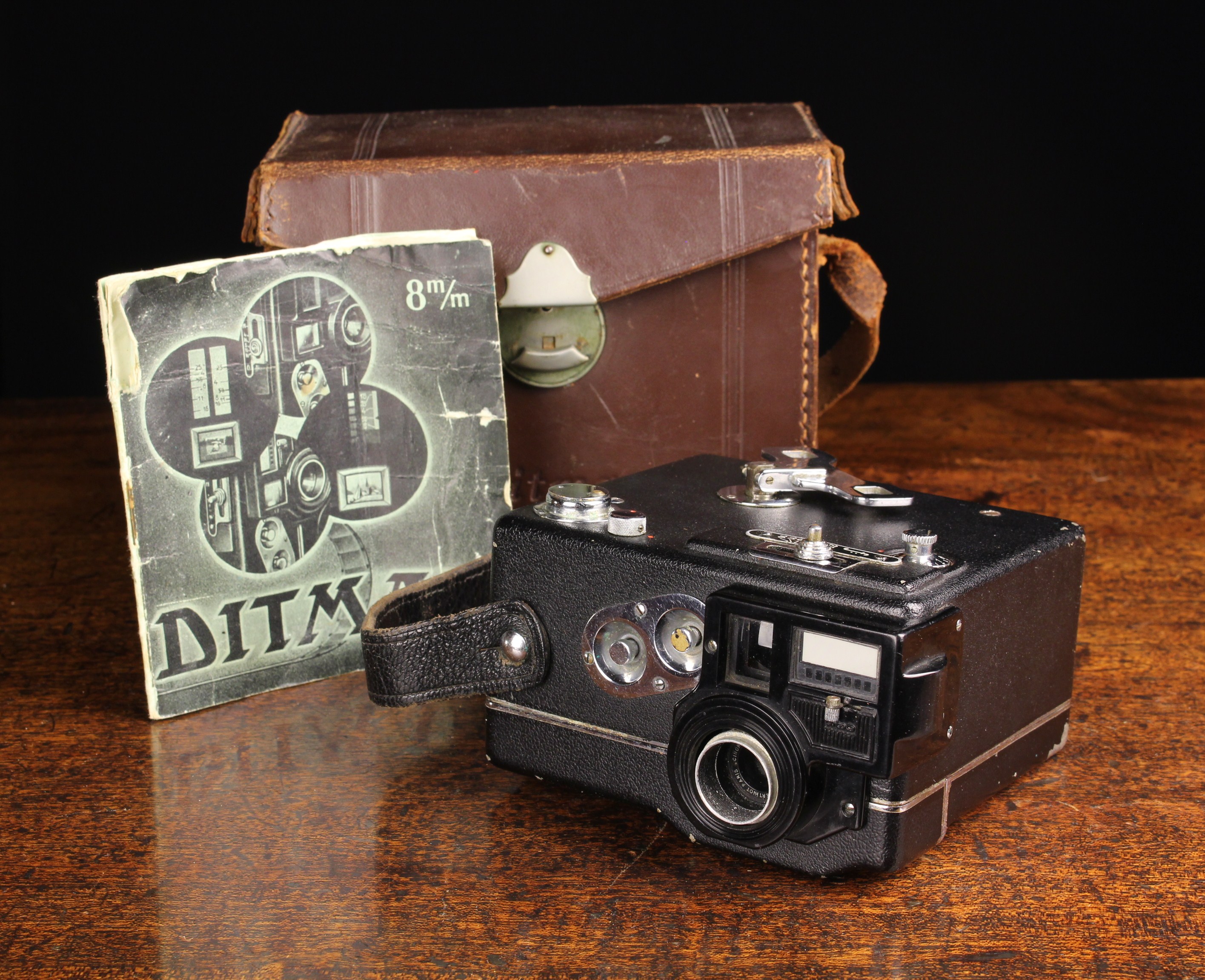 A Rare Vintage Ditmar Double Run 8 mm Cine Camera from Germany having dual speed, - Image 2 of 5