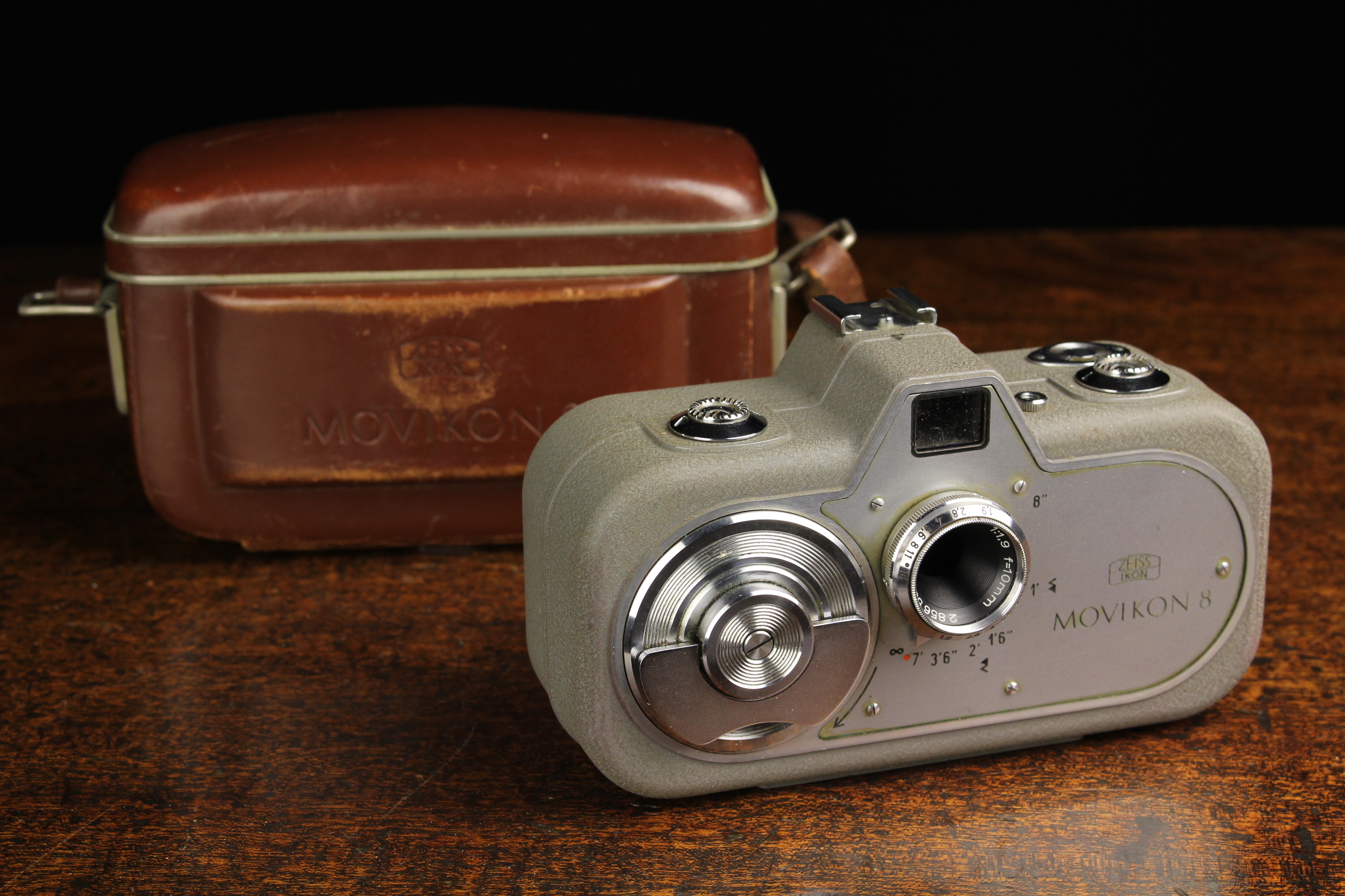 A Vintage Zeiss Ikon Movikon 8 mm Cine Camera Circa 1952 of bold design with great engineering, - Image 3 of 3