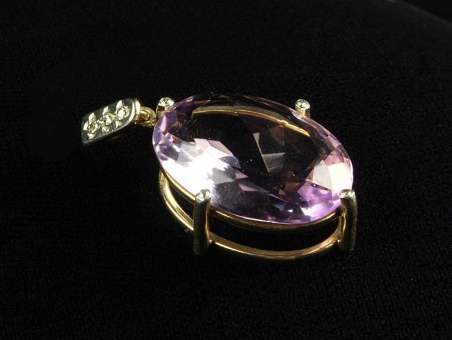 A Pretty Amethyst and Diamond 9 ct Yellow Gold Pendant. - Image 2 of 4